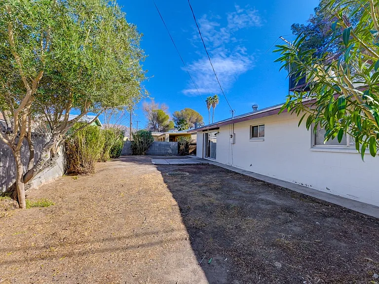 4417 Berkley Ave — Photo 11