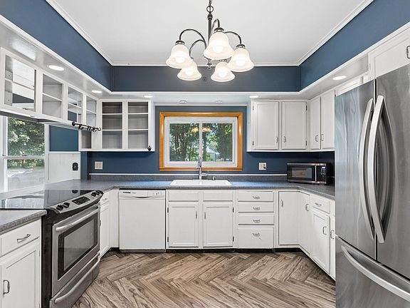 4th image of 33 Western Avenue