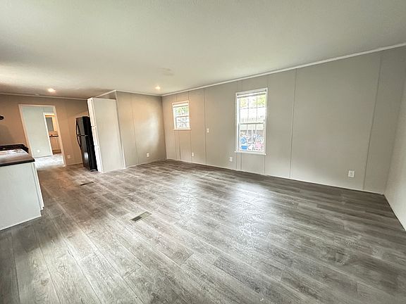 4th image of 382 Westwoods