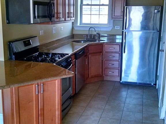 2nd image of 2050 W Summerdale Ave APT 3C