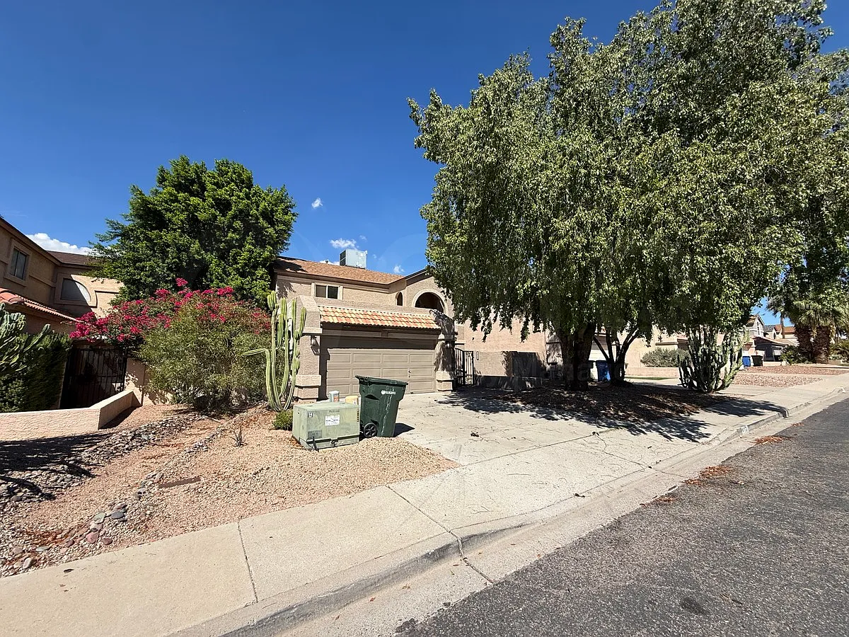3 bed, 2.5 bath, 1746 sqft, $2,400 — Photo 2