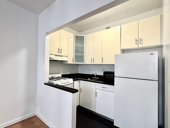 4th image of 67 E 3rd St APT 3D