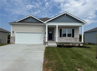 2204 Creek View Ln, Raymore, MO 64083