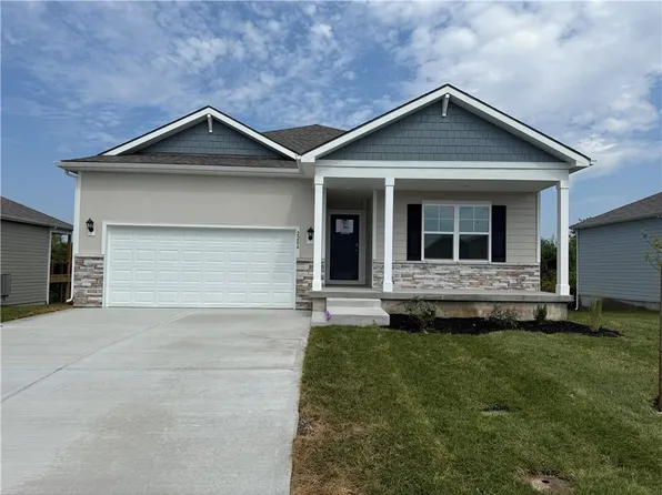 2204 Creek View Ln, Raymore, MO 64083