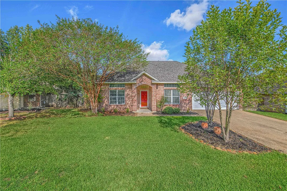 4 bed, 2.5 bath, 2286 sqft, $2,700 — Photo 1