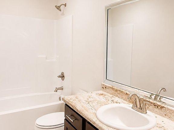 5th image of 2054 W Union Ave