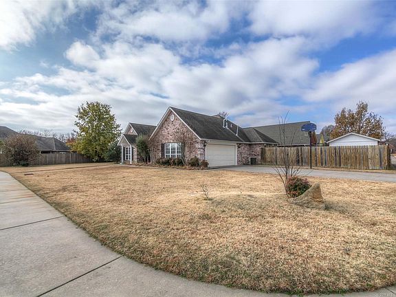 3rd image of 2607 Westwood Dr