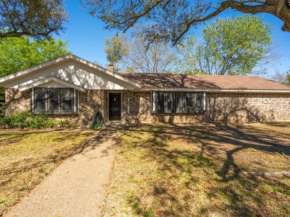 921 Stonelake Dr, Cleburne, TX 76033