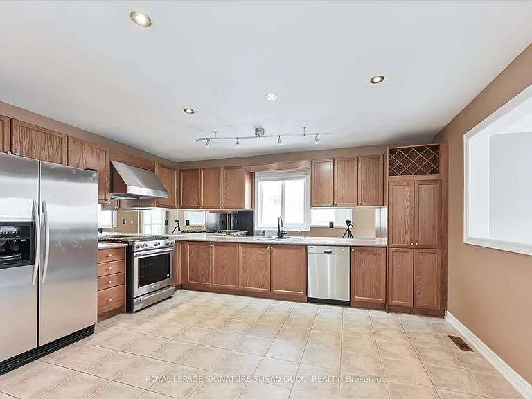 51 Landsdown Cres — Photo 10