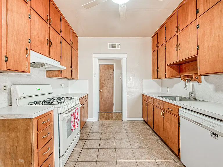 2434 Yerba St — Photo 20
