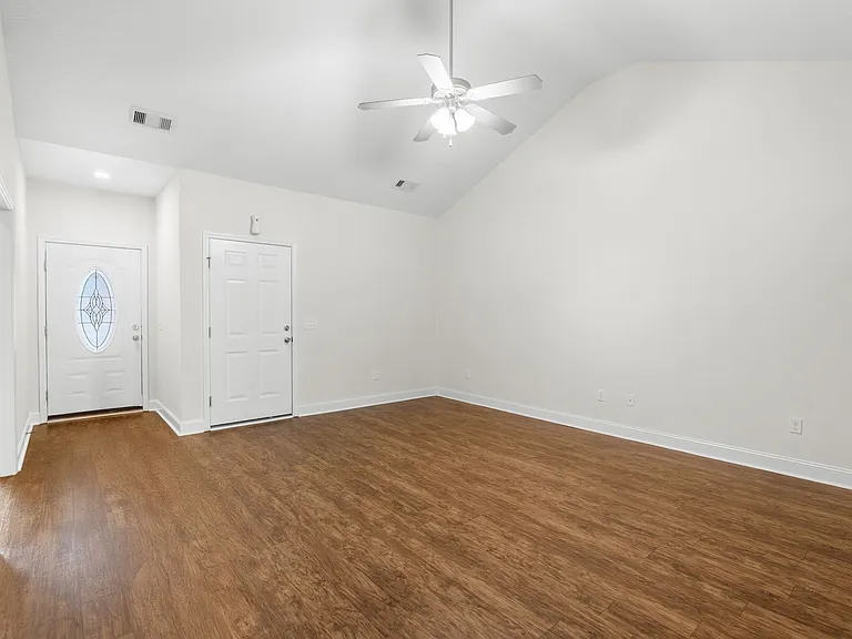 102 Ledbury Cv — Photo 4