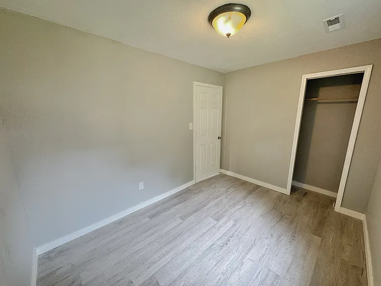 209 S Graham St #B — Photo 4