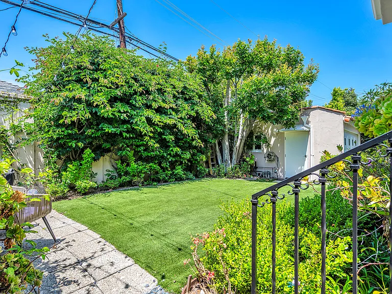 1521 Midvale Ave — Photo 3