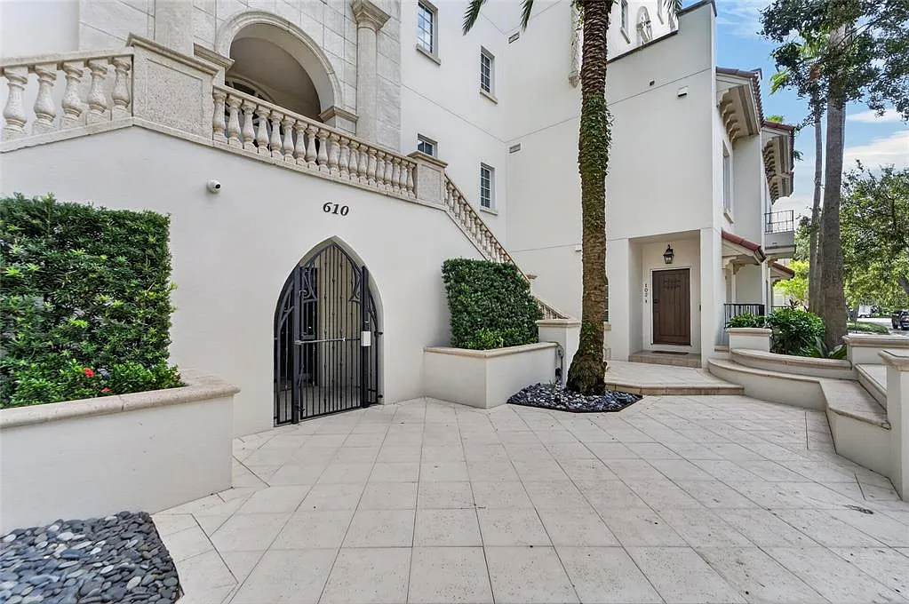 3 bed, 3.0 bath, 1760 sqft, $5,000 — Photo 3