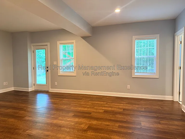 305 Holly Thorn Trce — Photo 13