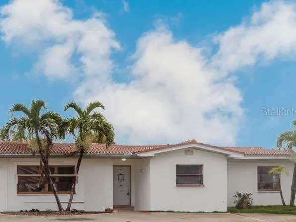 17401 1st St E, Redington Shores, FL 33708