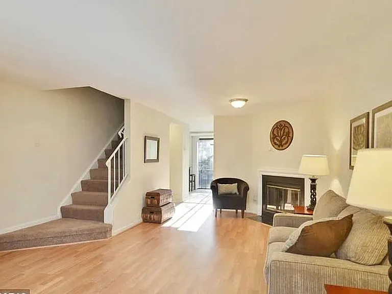 8 Strath Haven Ct — Photo 3