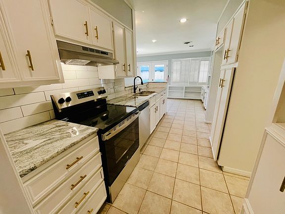 5th image of 601 Berkshire Ln