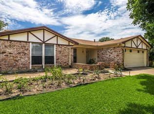 904 W Embercrest Dr, Arlington, TX 76017