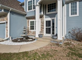 10706 Country Ln, Peculiar, MO 64078