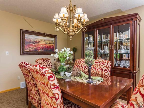 3rd image of 1104 E Jenny Cir