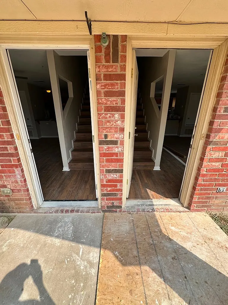 1009 Lansberry Ct — Photo 2