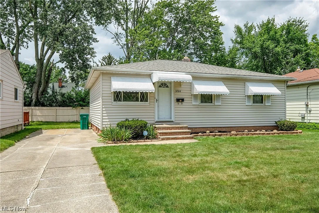 5704 Harrison Ave photo 1