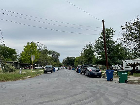 5th image of 2402 Clara Ln