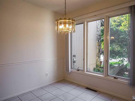 3rd image of 29 Woodland Dr