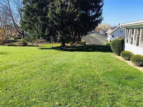 3rd image of 982 Lawrence Ave
