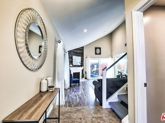 4th image of 18319 Collins St APT 14