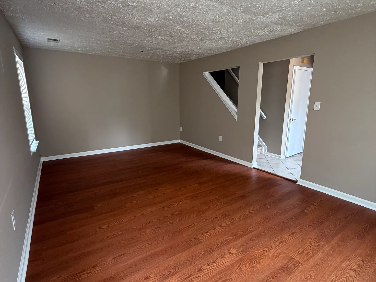 3 bed, 1200 sqft, $2,525 — Photo 2