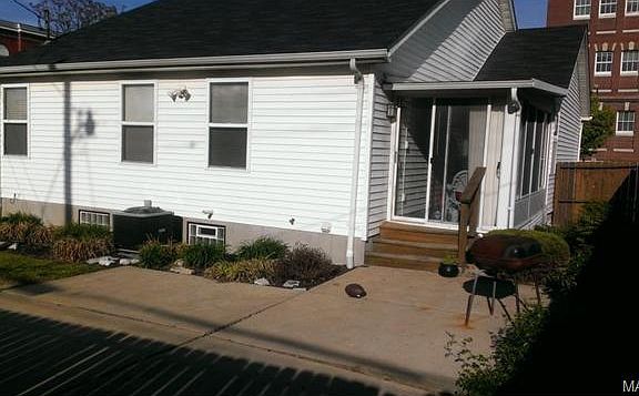 5th image of 1635 Hogan St