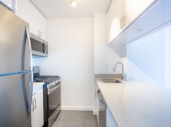 4th image of 1 Irving Pl APT U20g