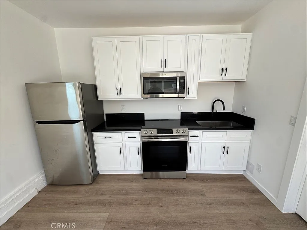 Studio, 400 sqft, $1,999 — Photo 3