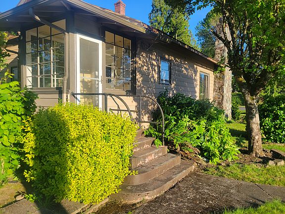 2nd image of 802 Pioneer St
