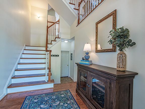 5th image of 389 Claremont Ln
