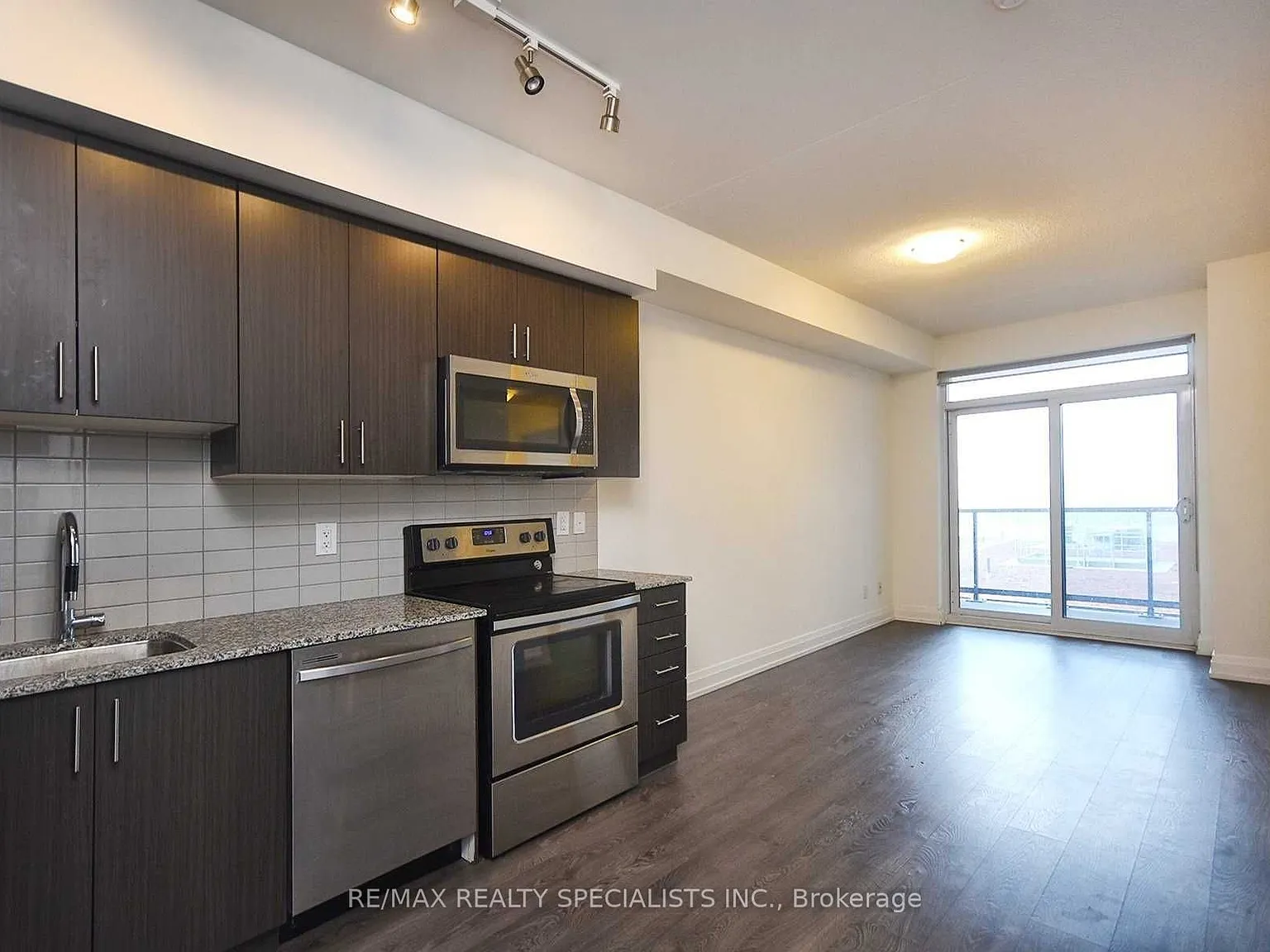 Centro Square Condos — Photo 4