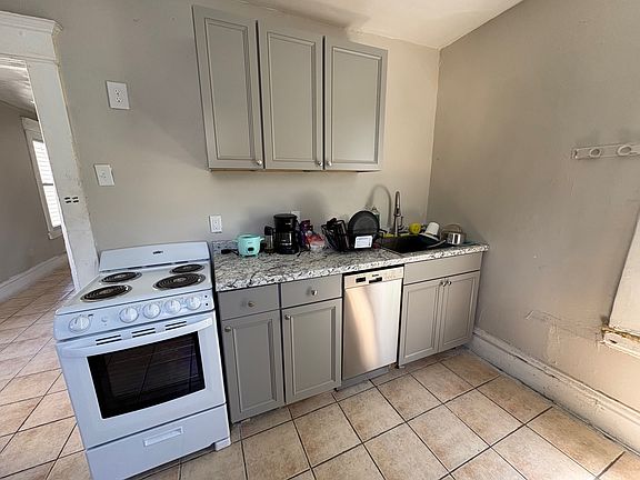 3rd image of 207 Dunseith St