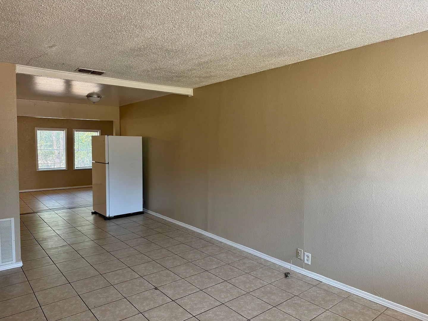 3 Bed 1 Bath Home Backing Up To Lynwood East Park! — Photo 4