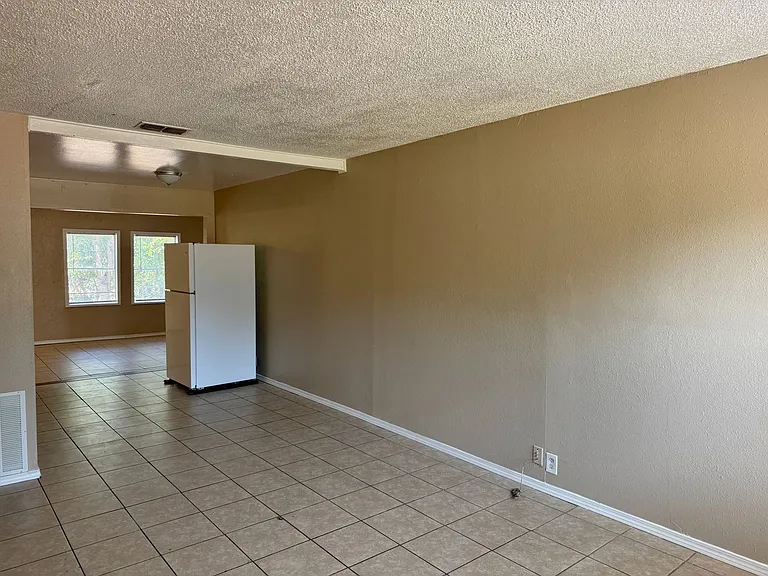 1502 Parkdale Dr — Photo 4