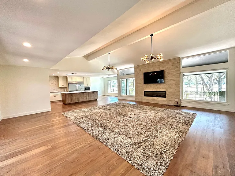 9108 Balcones Club Dr — Photo 3