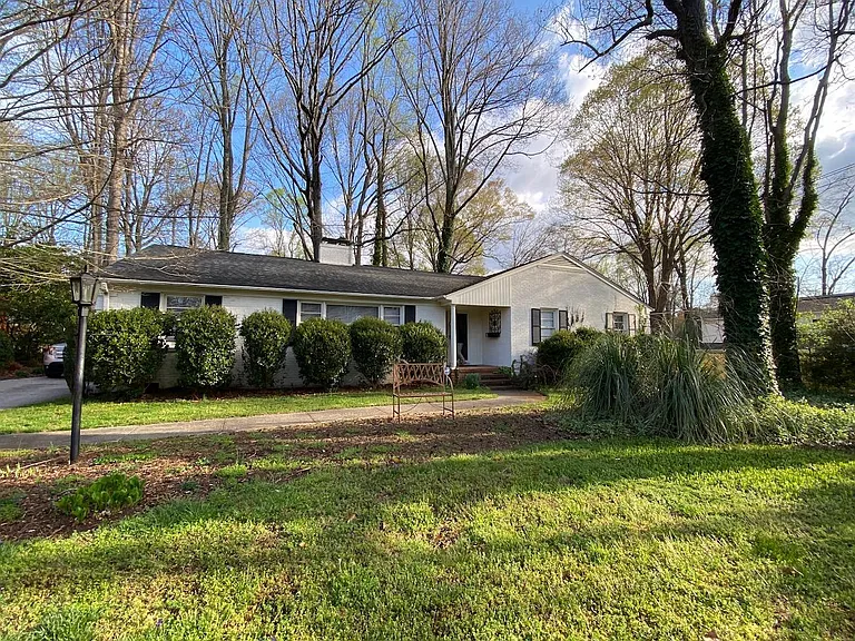 106 Hawkins Dr — Photo 2
