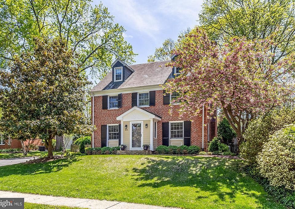1st image of 805 Ridgeleigh Rd