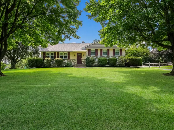 64 E Hillcrest Ave, Chalfont, PA 18914