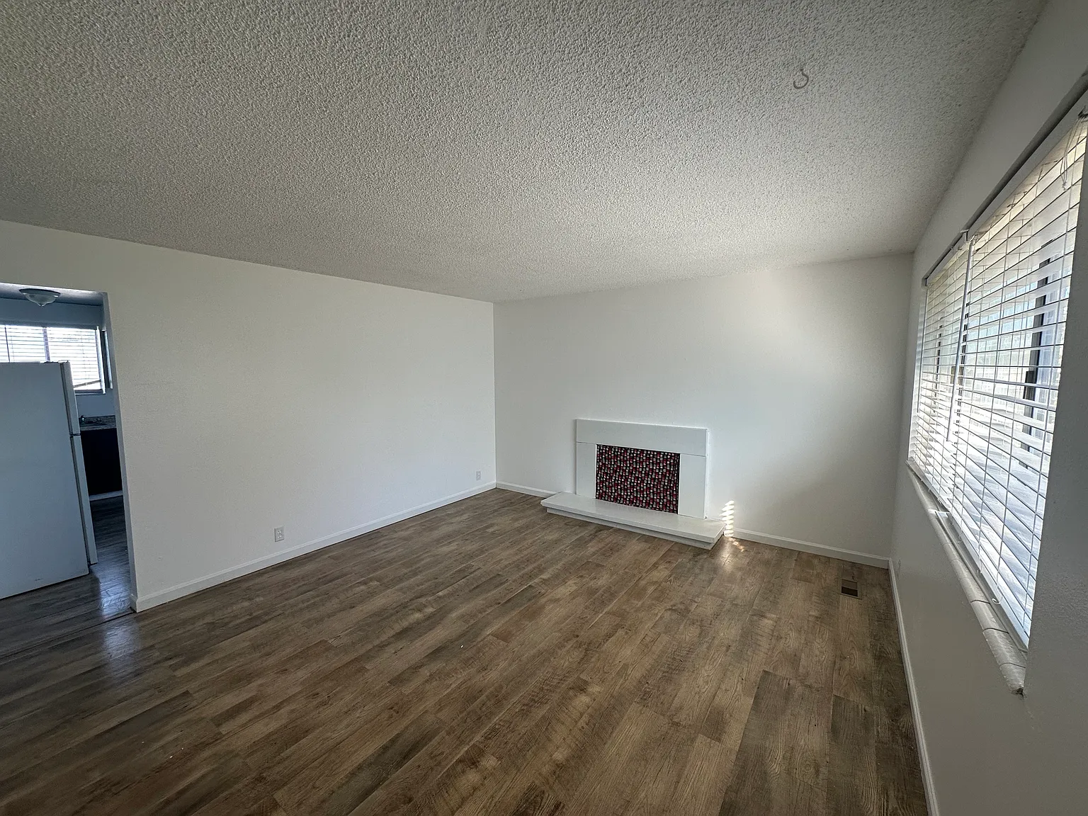 2 bed, 844 sqft, $1,350 — Photo 2