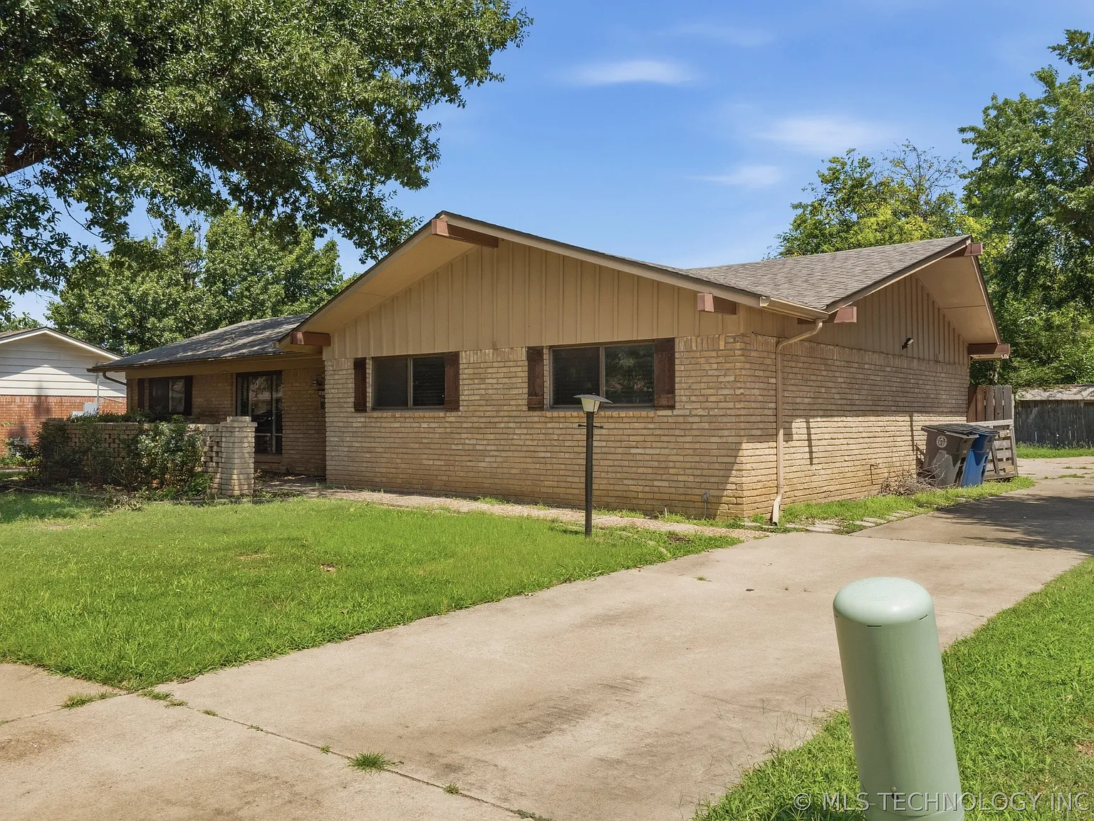 3 bed, 2.0 bath, 1848 sqft, $2,250 — Photo 2
