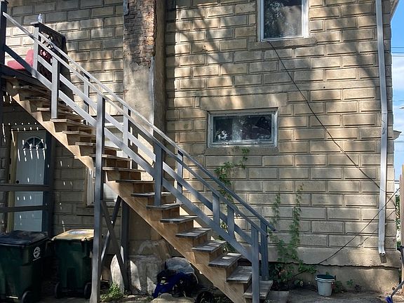 3rd image of 949 E New York St