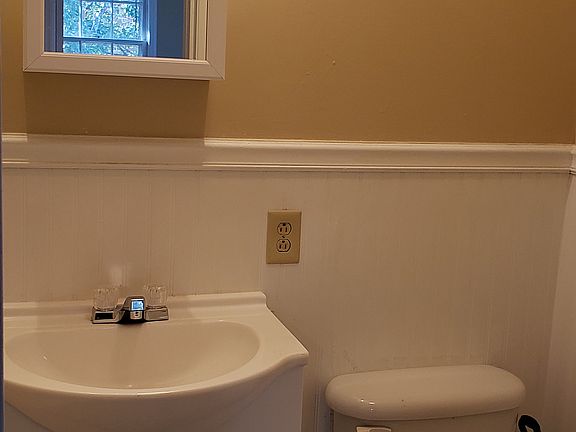 2nd image of 101 Toby Cir