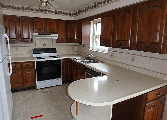 3rd image of 8452 Coghill Ln